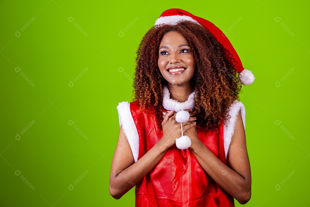 Linda mulher negra com chapéu de Papai Noel em fundo verde