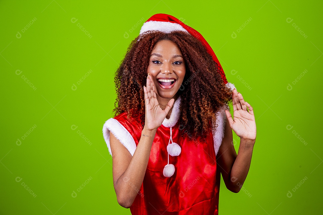 Linda mulher negra com chapéu de Papai Noel em fundo verde