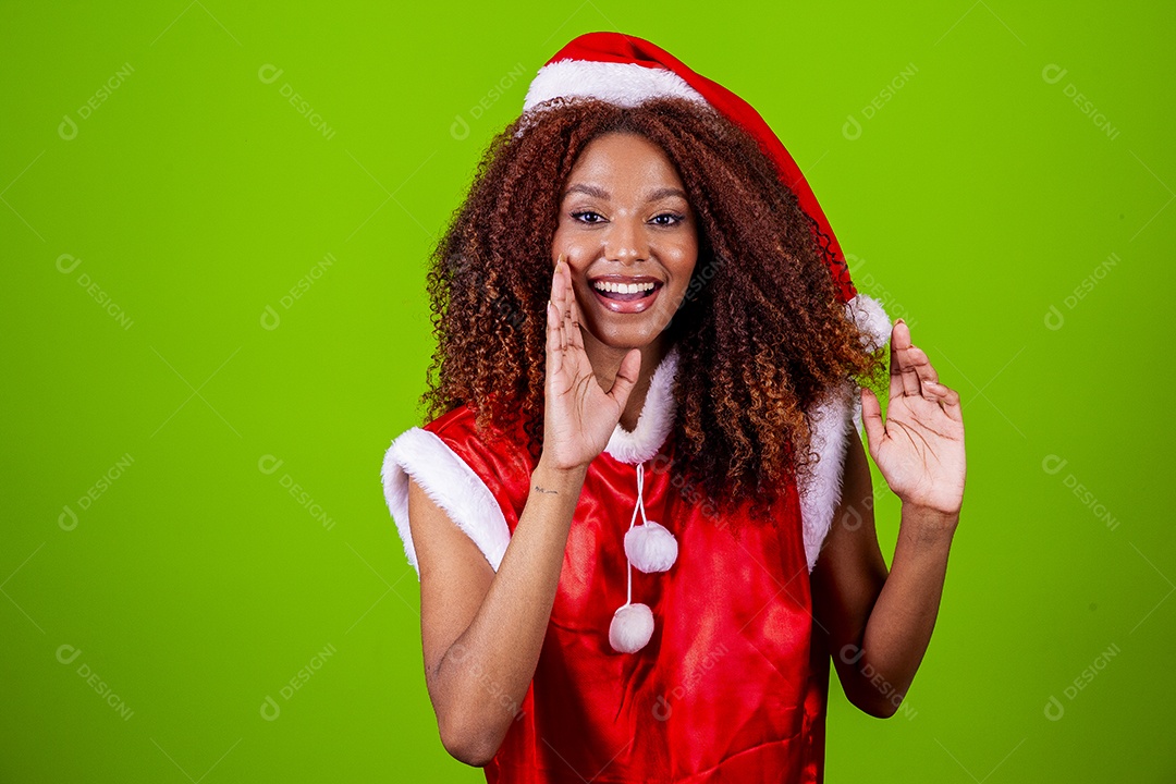 Linda mulher negra com chapéu de Papai Noel em fundo verde