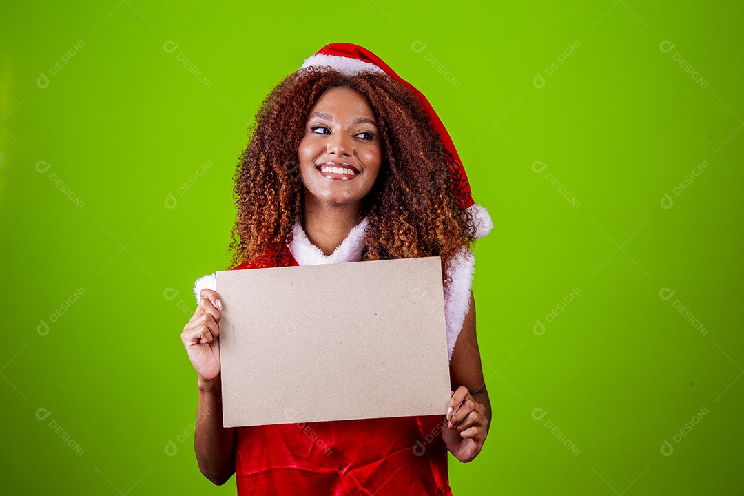 Linda mulher negra com chapéu de Papai Noel em fundo verde