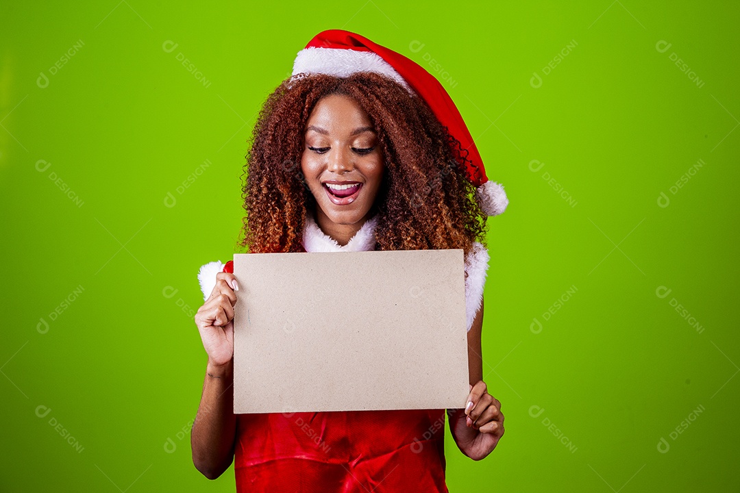 Linda mulher negra com chapéu de Papai Noel em fundo verde