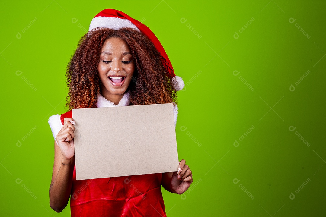 Linda mulher negra com chapéu de Papai Noel em fundo verde