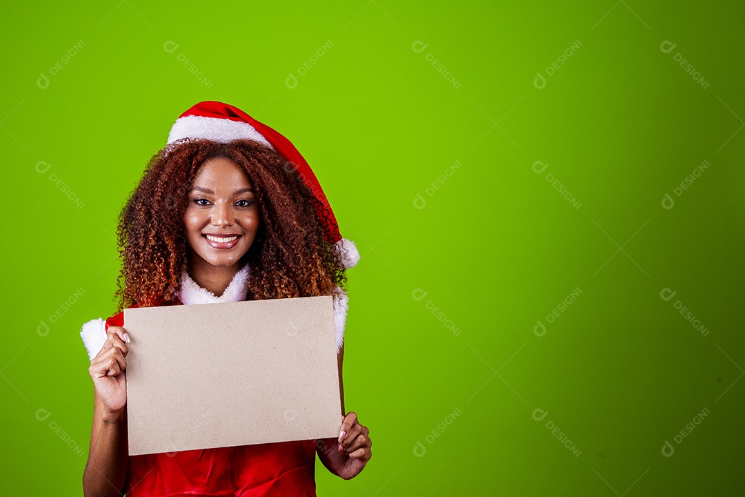 Linda mulher negra com chapéu de Papai Noel em fundo verde