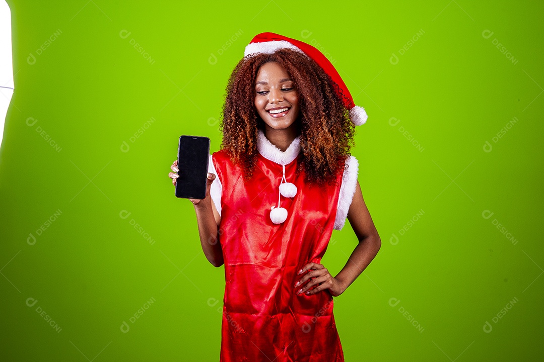 Linda mulher negra com chapéu de Papai Noel em fundo verde
