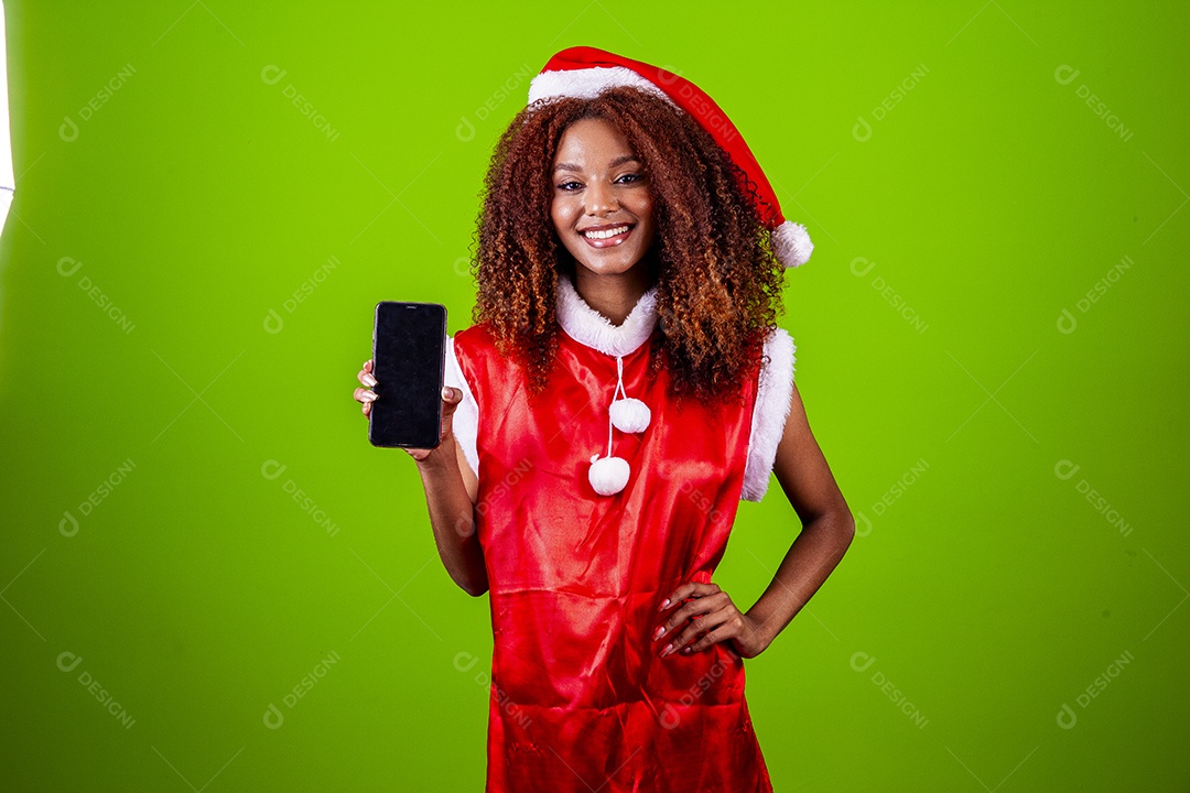 Linda mulher negra com chapéu de Papai Noel em fundo verde