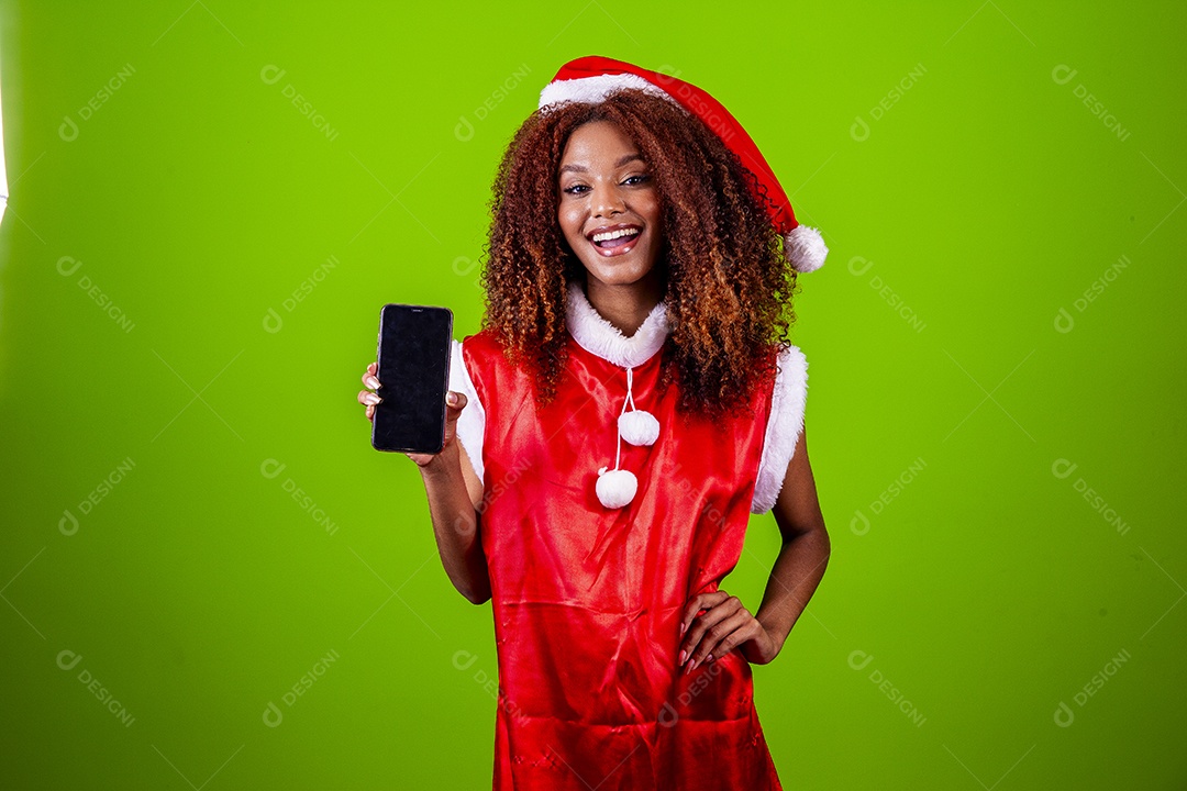 Linda mulher negra com chapéu de Papai Noel em fundo verde