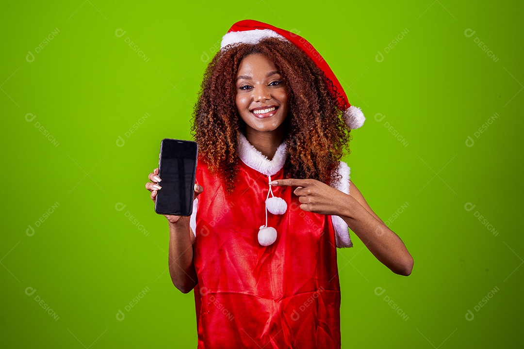 Linda mulher negra com chapéu de Papai Noel em fundo verde