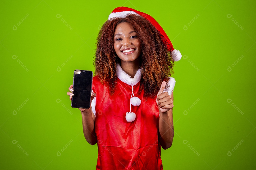 Linda mulher negra com chapéu de Papai Noel em fundo verde