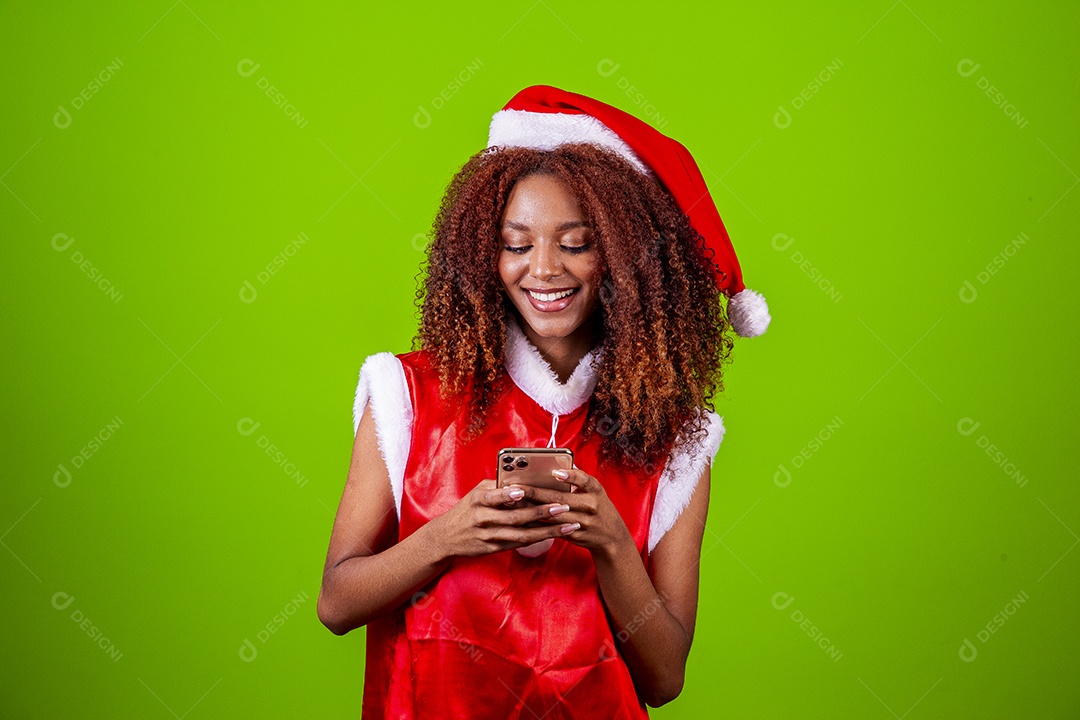 Linda mulher negra com chapéu de Papai Noel em fundo verde