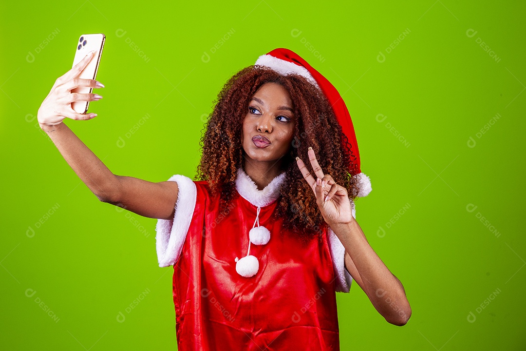 Linda mulher negra com chapéu de Papai Noel em fundo verde