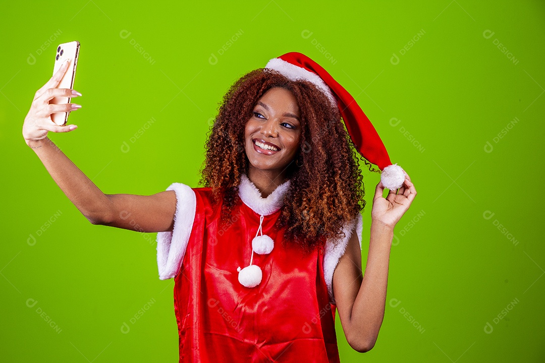 Linda mulher negra com chapéu de Papai Noel em fundo verde