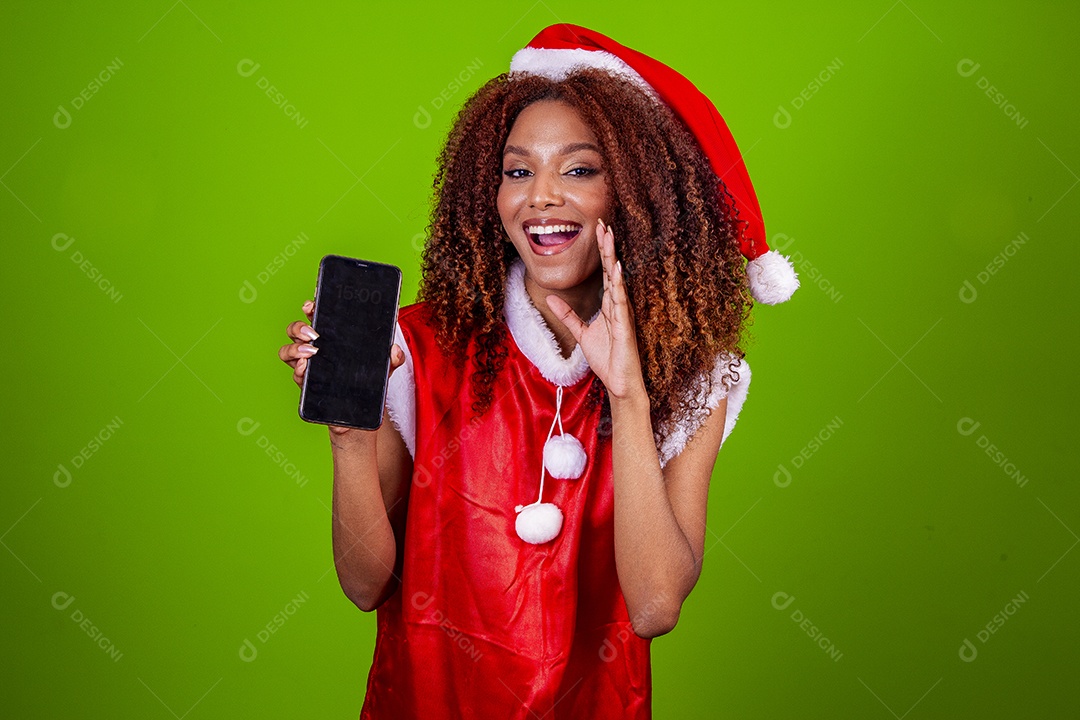 Linda mulher negra com chapéu de Papai Noel em fundo verde