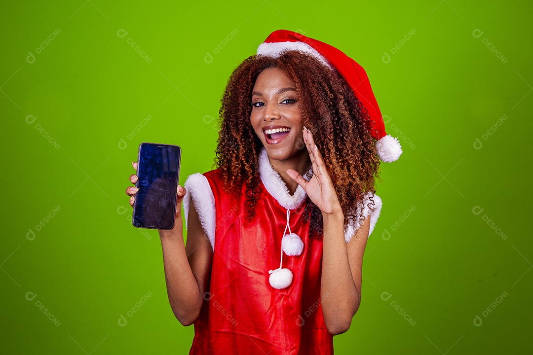 Linda mulher negra com chapéu de Papai Noel em fundo verde