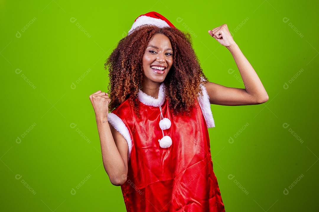 Linda mulher negra com chapéu de Papai Noel em fundo verde