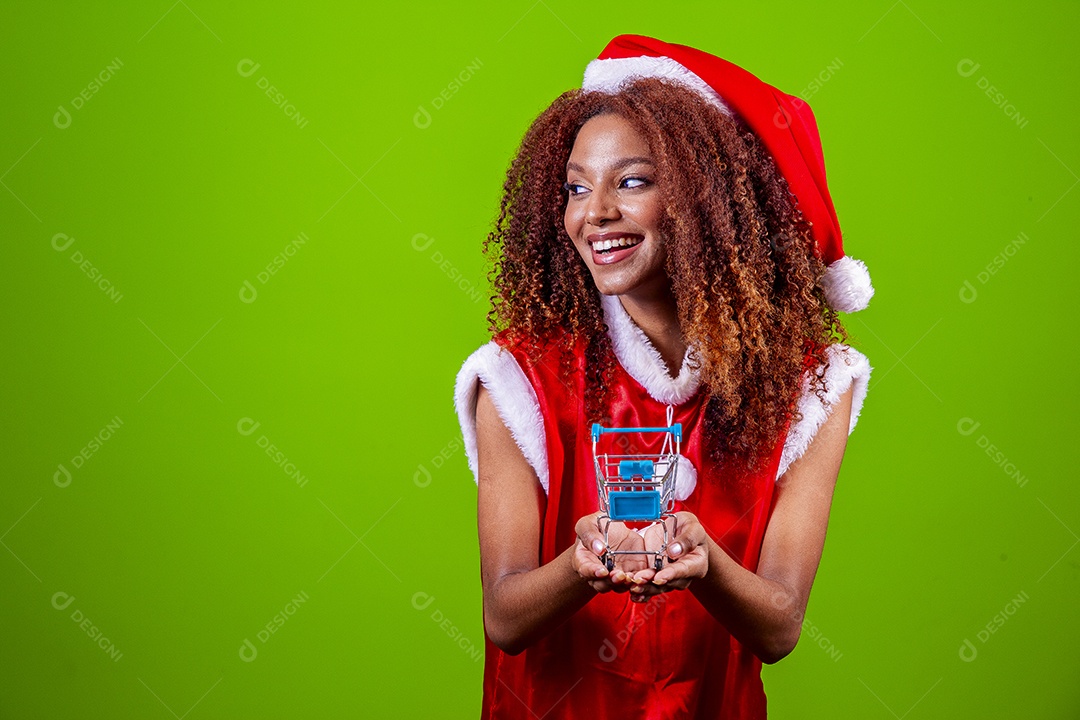 Linda mulher negra com chapéu de Papai Noel em fundo verde