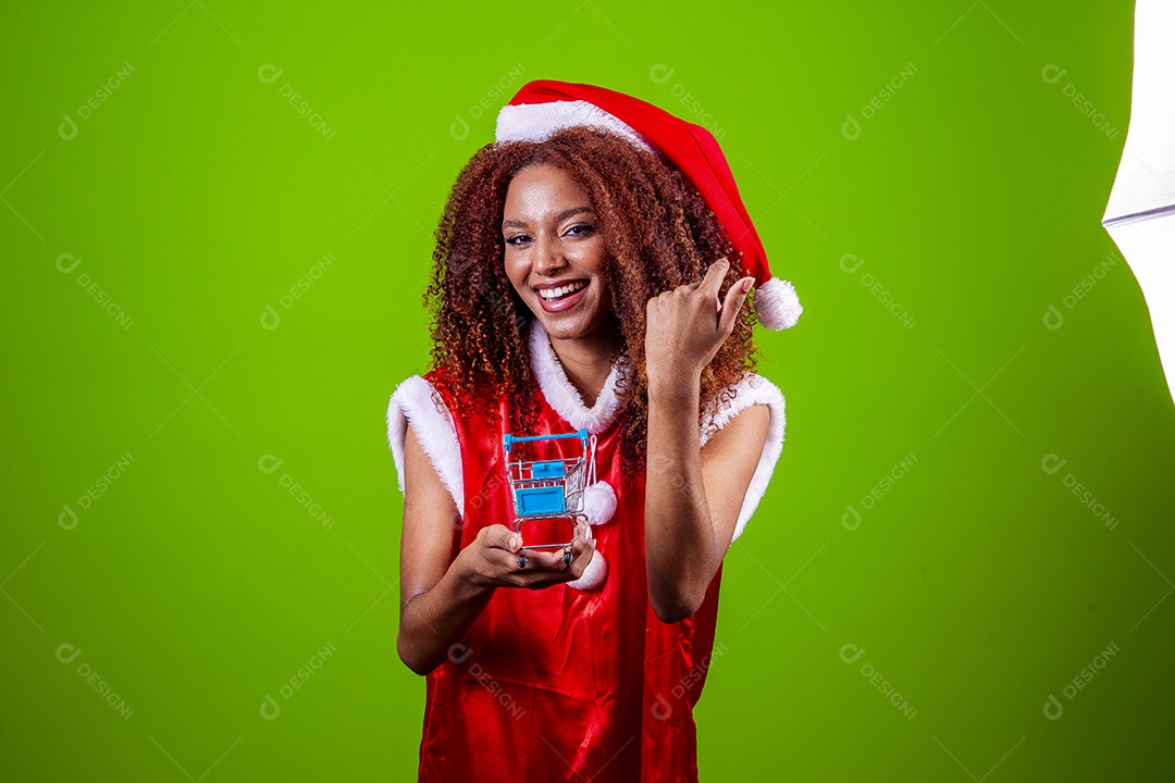 Linda mulher negra com chapéu de Papai Noel em fundo verde