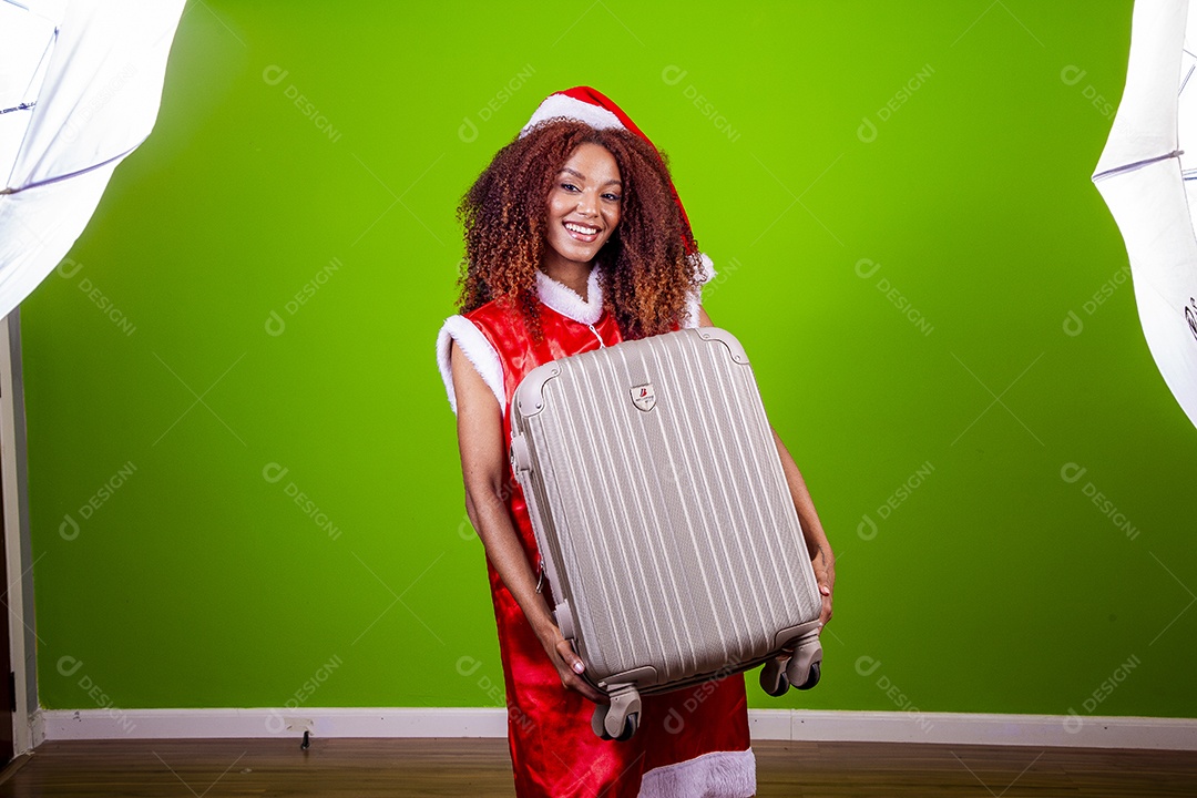 Linda mulher negra com chapéu de Papai Noel em fundo verde