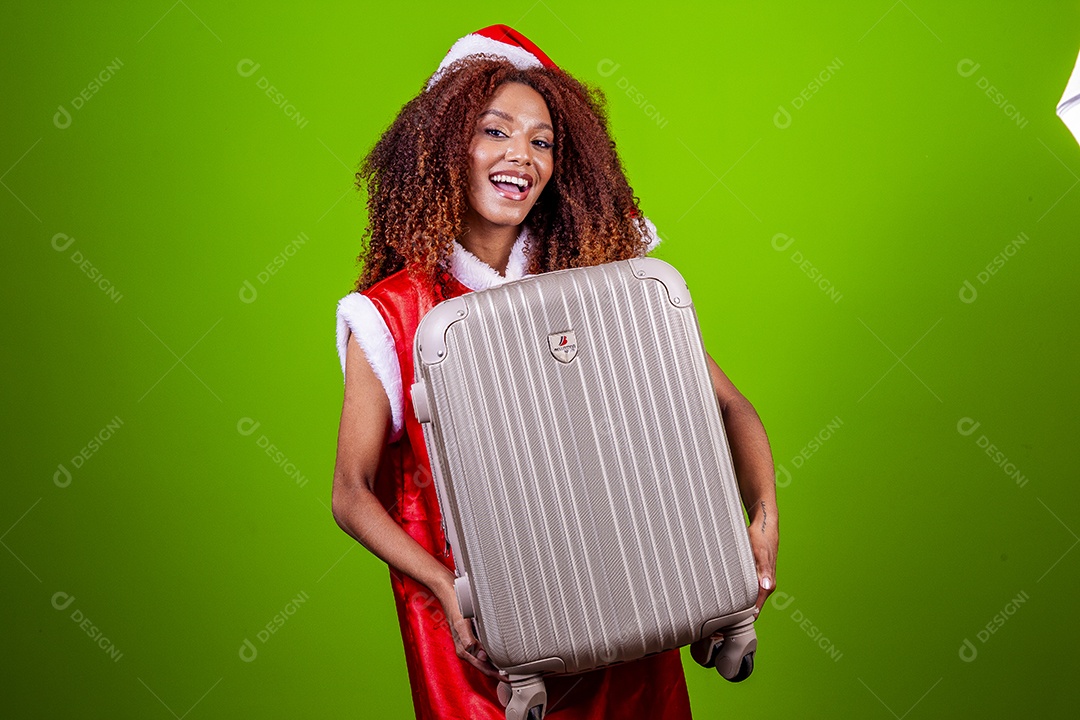 Linda mulher negra com chapéu de Papai Noel em fundo verde