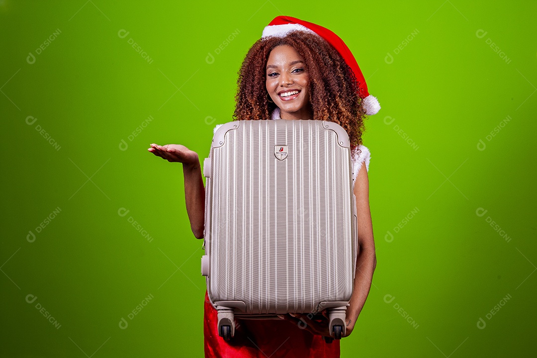 Linda mulher negra com chapéu de Papai Noel em fundo verde