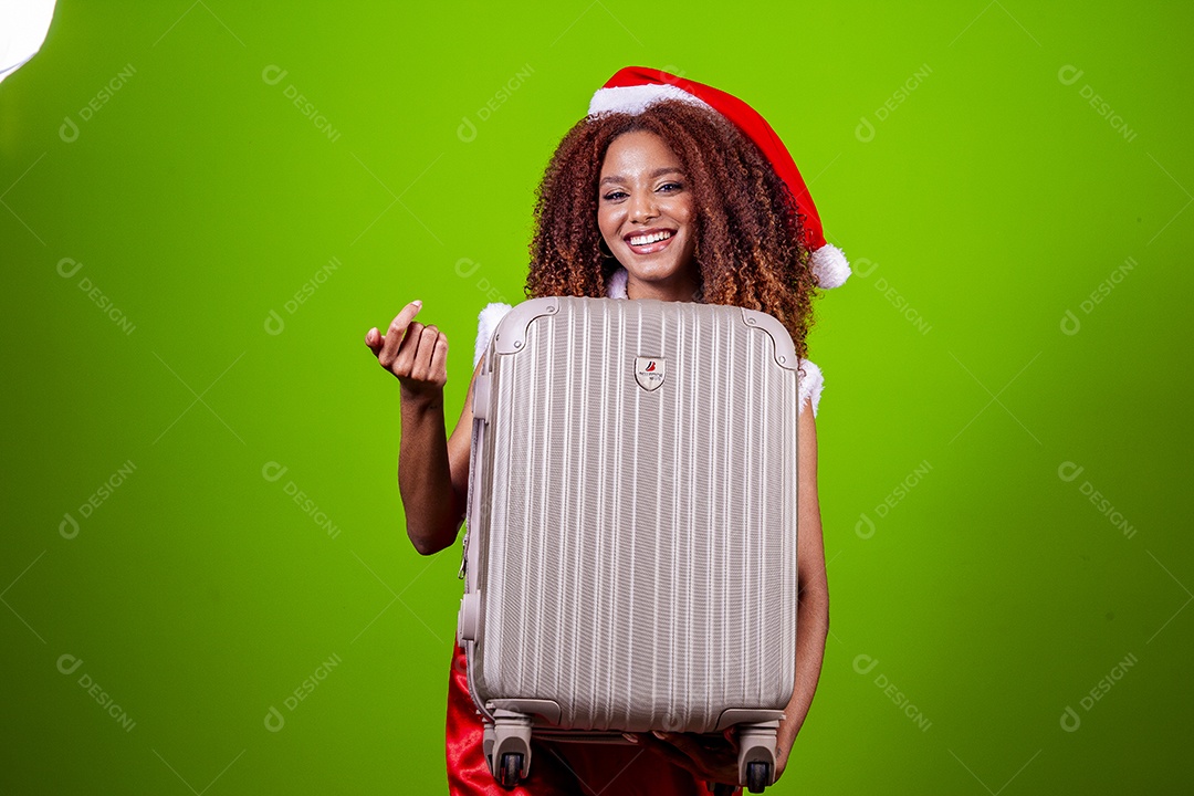 Linda mulher negra com chapéu de Papai Noel em fundo verde