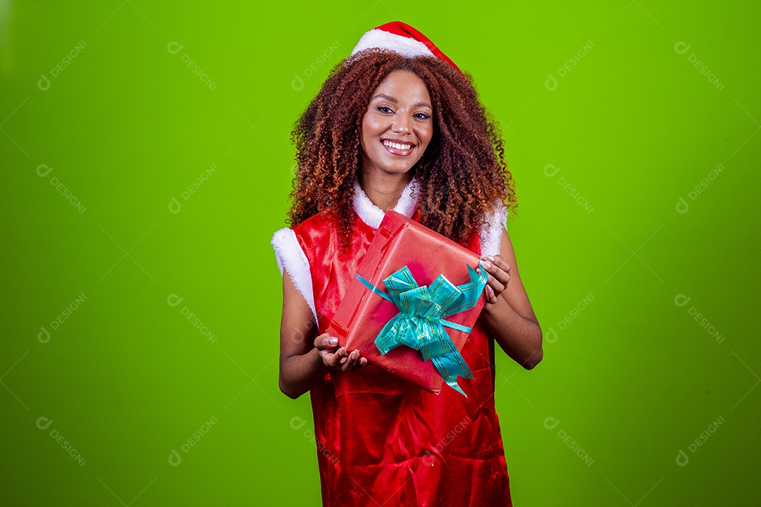 Linda mulher negra com chapéu de Papai Noel em fundo verde