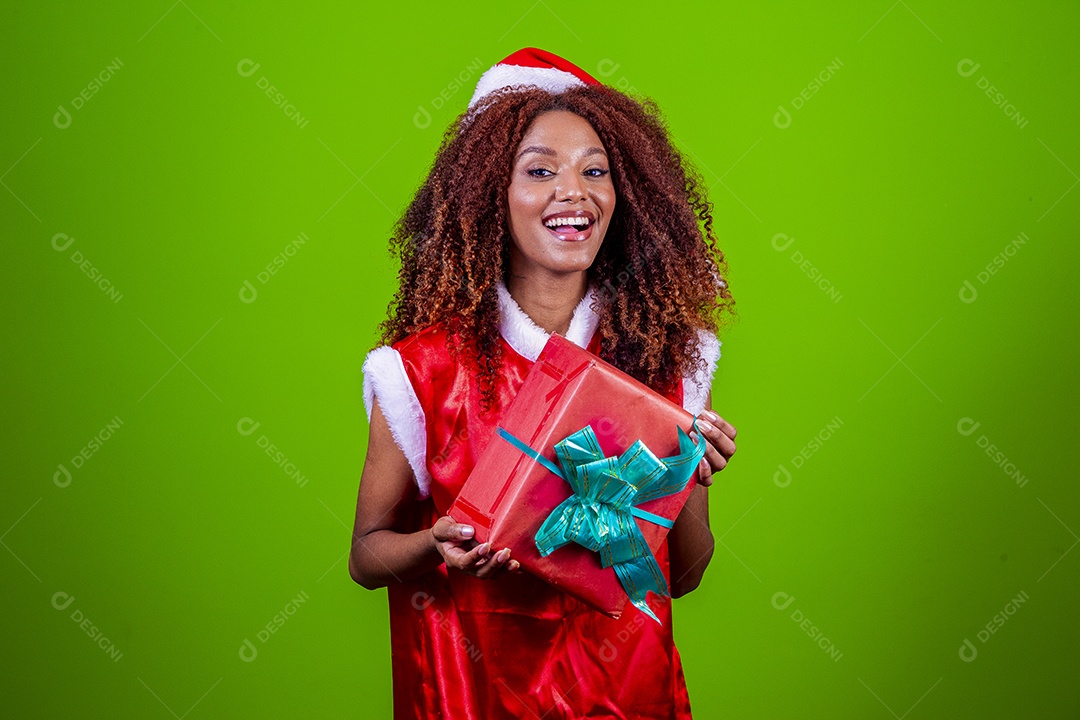 Linda mulher negra com chapéu de Papai Noel em fundo verde