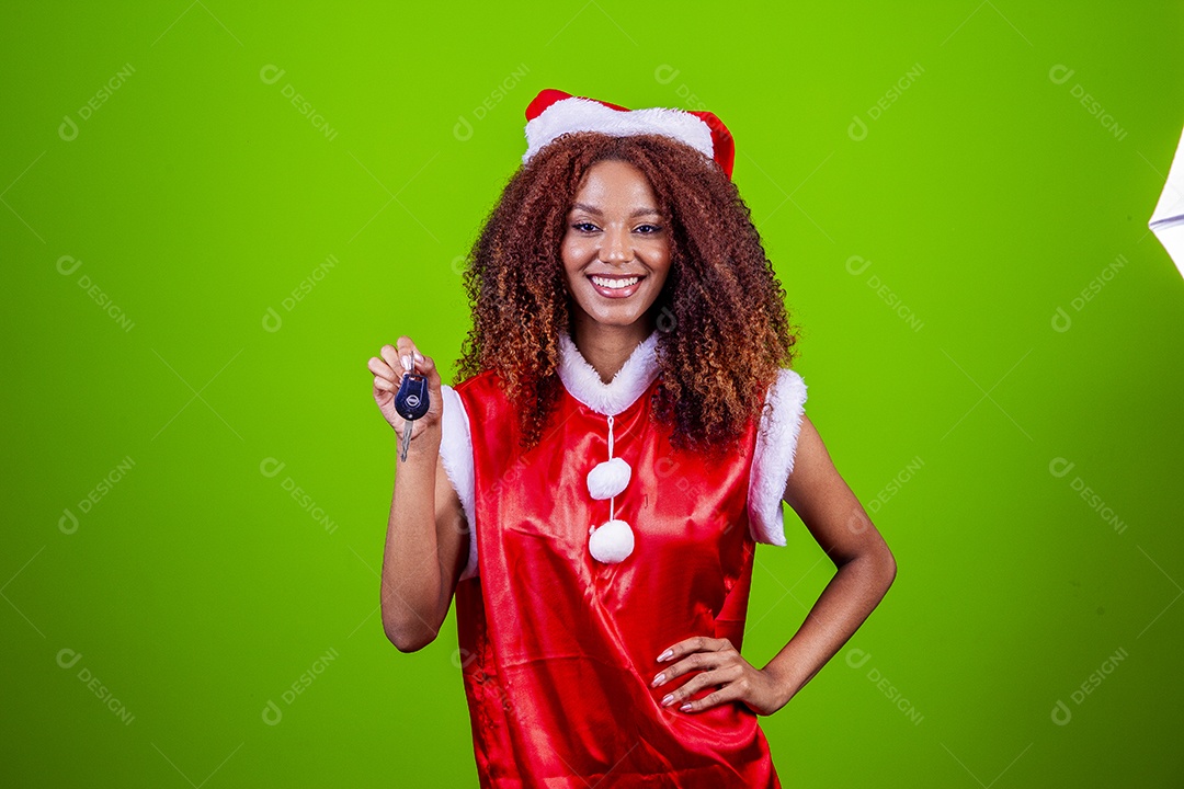 Linda mulher negra com chapéu de Papai Noel em fundo verde