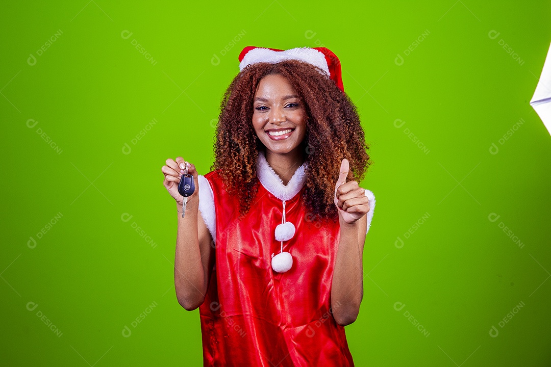 Linda mulher negra com chapéu de Papai Noel em fundo verde