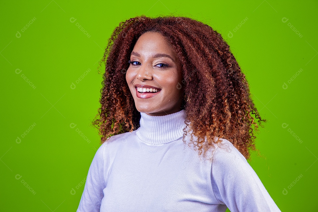 Linda mulher negra com camisa branca em fundo verde