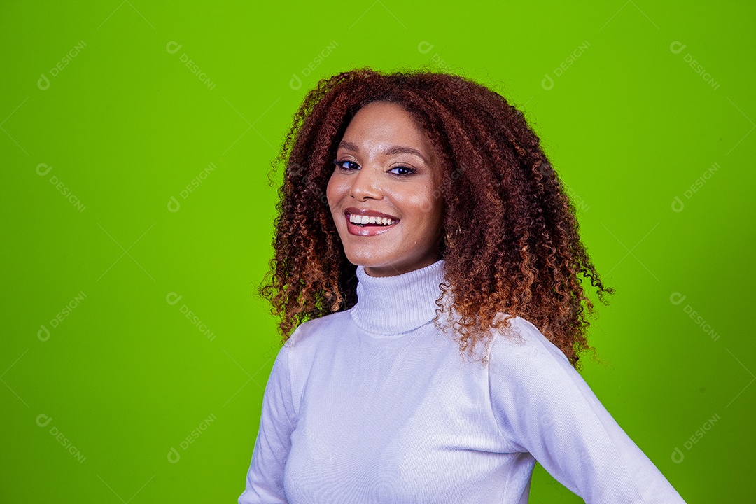 Linda mulher negra com camisa branca em fundo verde
