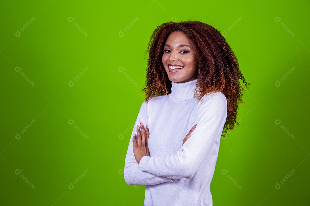 Linda mulher negra com camisa branca em fundo verde