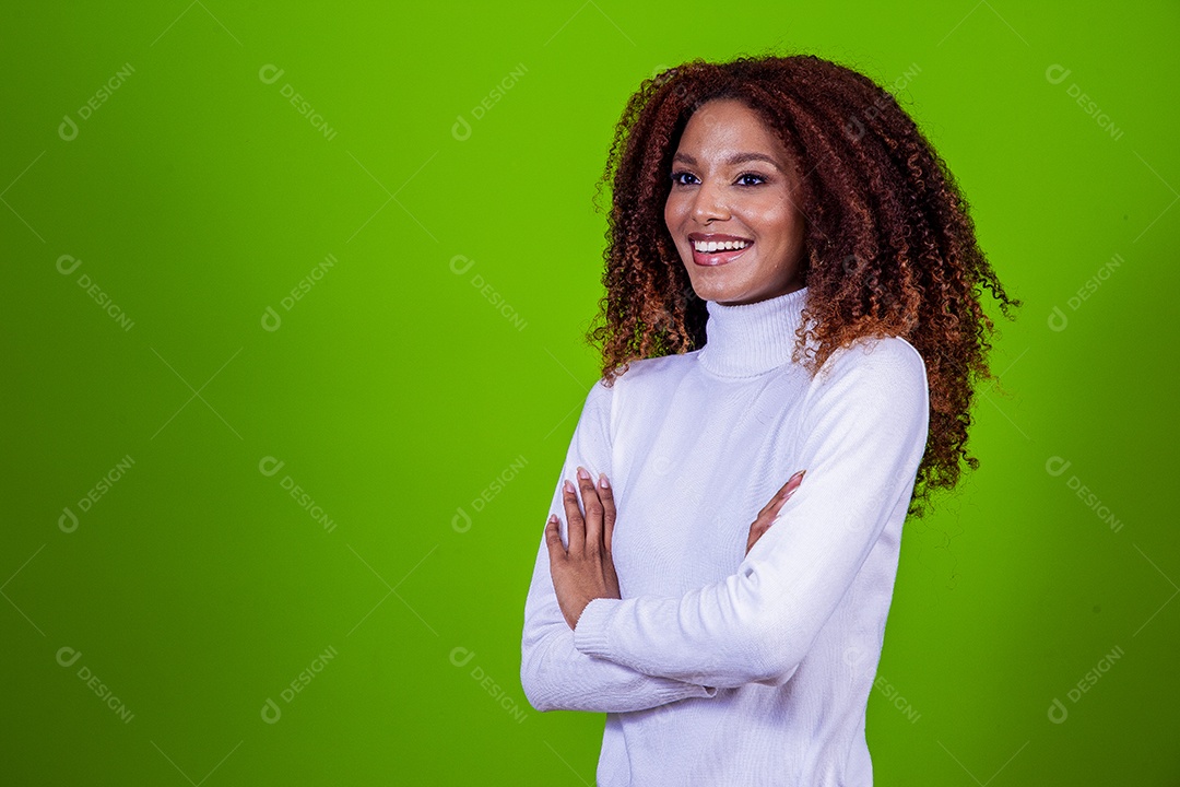 Linda mulher negra com camisa branca em fundo verde