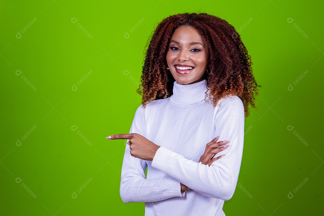 Linda mulher negra com camisa branca em fundo verde