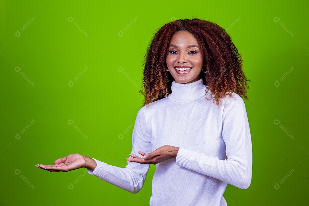 Linda mulher negra com camisa branca em fundo verde