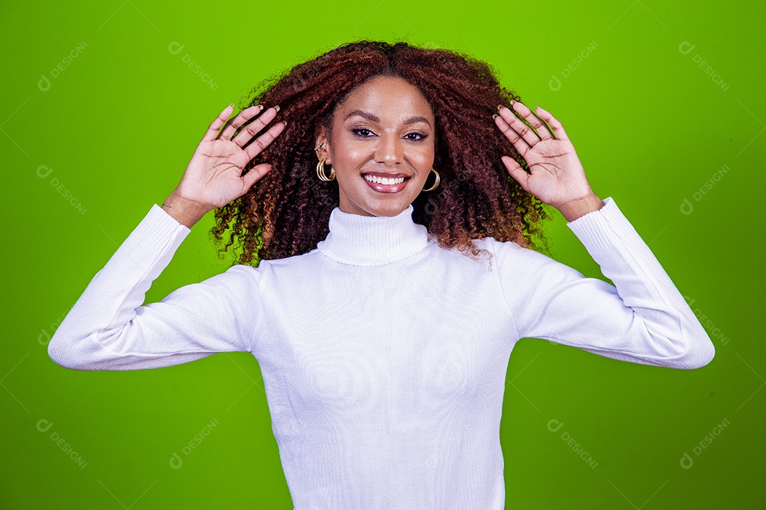 Linda mulher negra com camisa branca em fundo verde