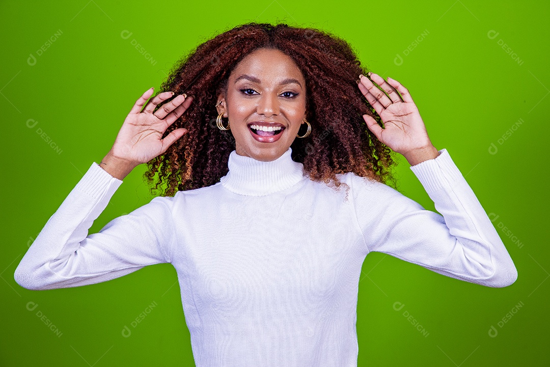 Linda mulher negra com camisa branca em fundo verde