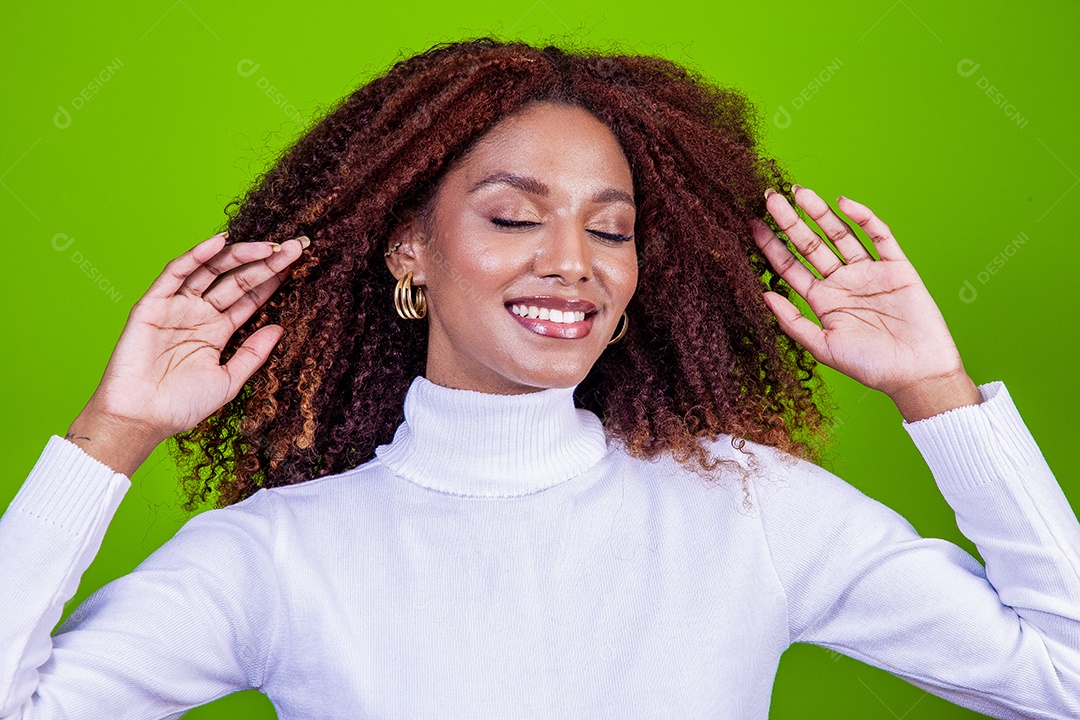 Linda mulher negra com camisa branca em fundo verde