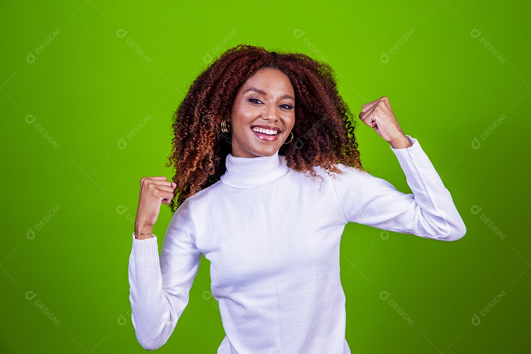 Linda mulher negra com camisa branca em fundo verde