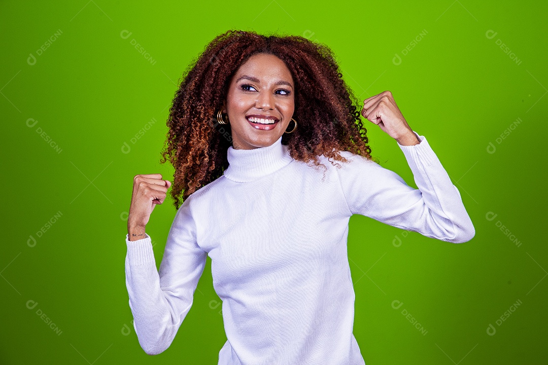 Linda mulher negra com camisa branca em fundo verde