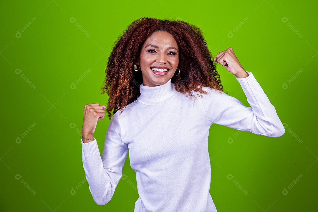 Linda mulher negra com camisa branca em fundo verde