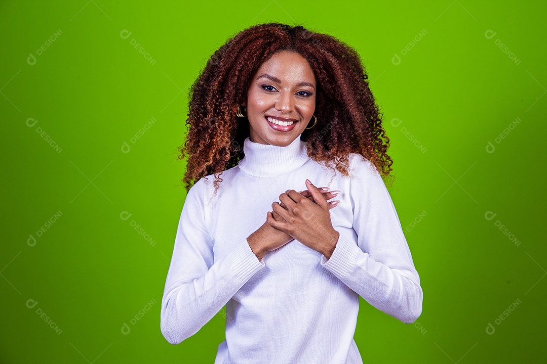 Linda mulher negra com camisa branca em fundo verde
