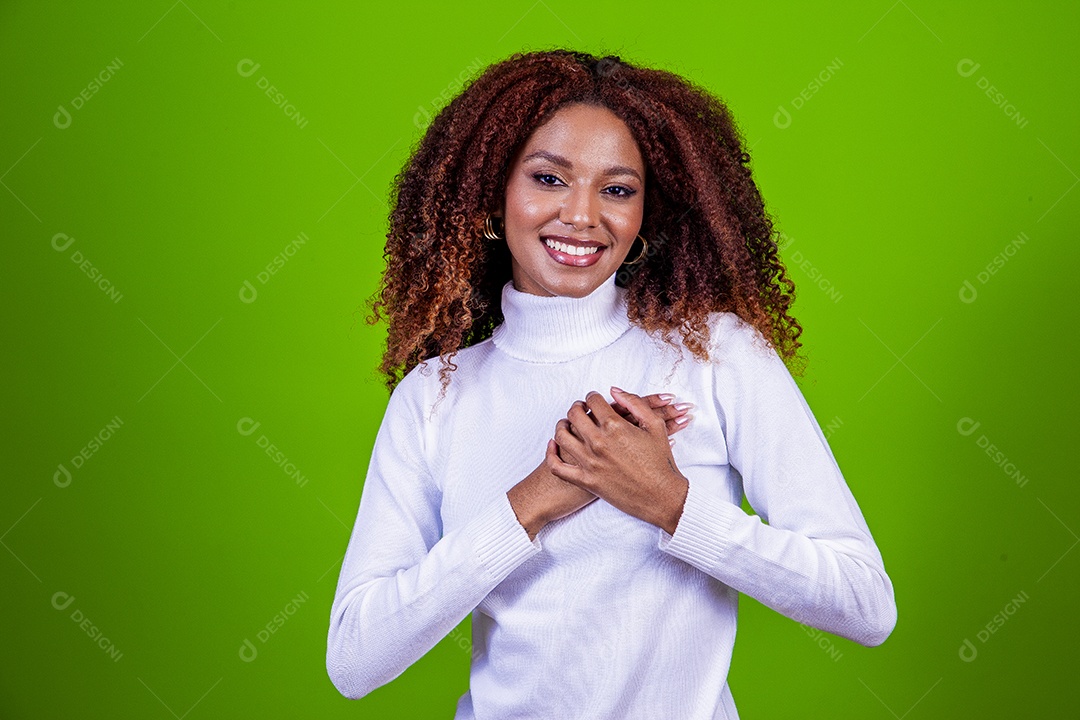 Linda mulher negra com camisa branca em fundo verde