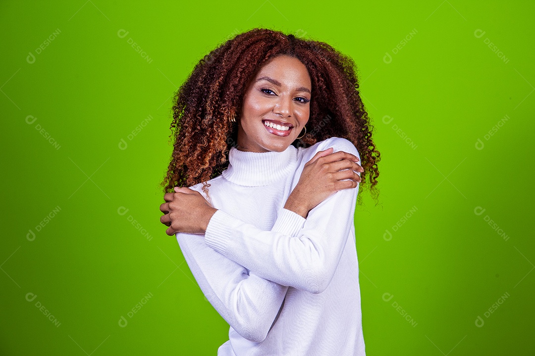 Linda mulher negra com camisa branca em fundo verde