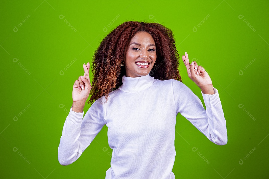 Linda mulher negra com camisa branca em fundo verde