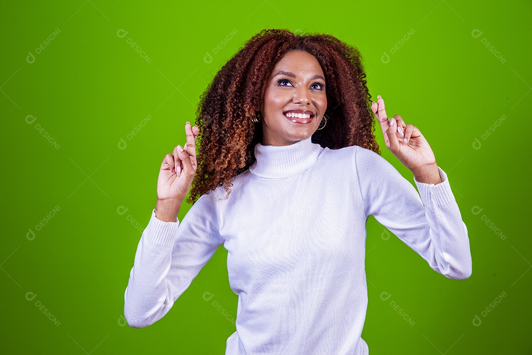 Linda mulher negra com camisa branca em fundo verde