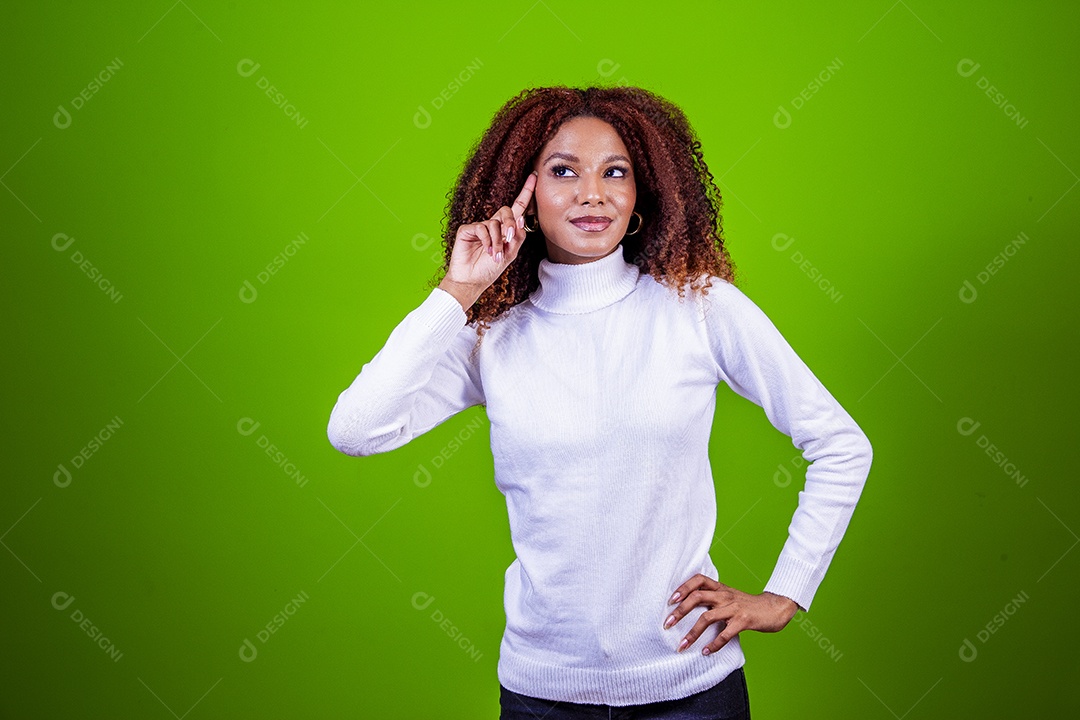 Linda mulher negra com camisa branca em fundo verde