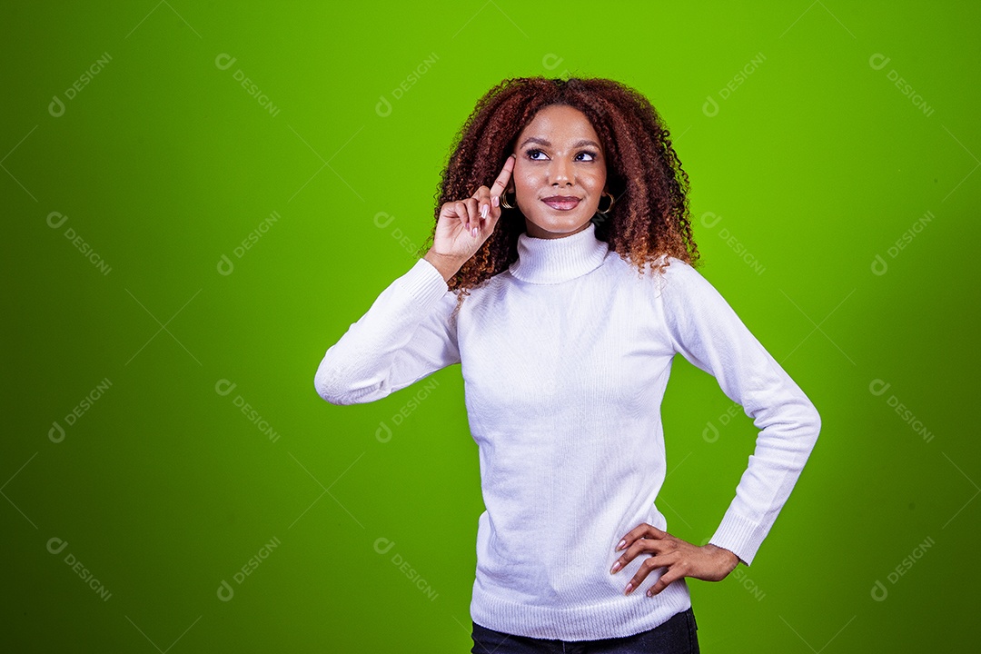 Linda mulher negra com camisa branca em fundo verde