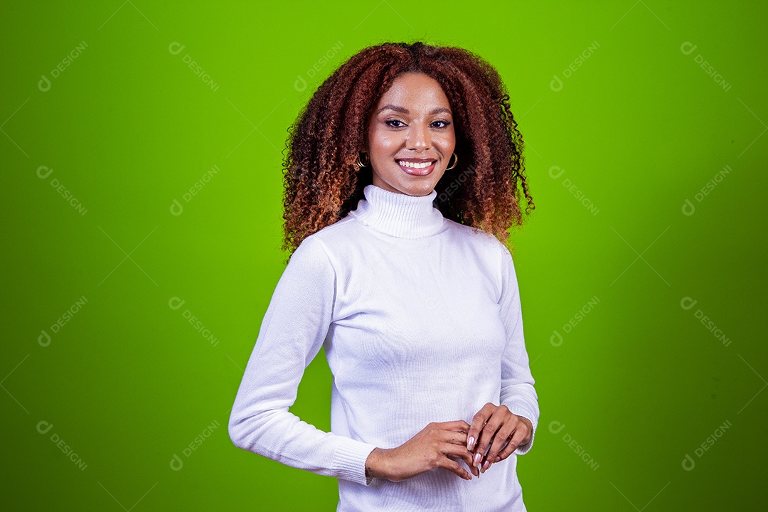 Linda mulher negra com camisa branca em fundo verde
