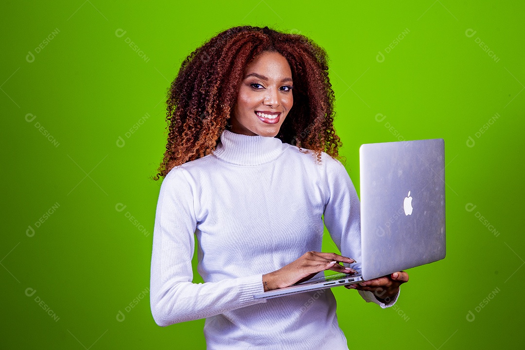 Linda mulher negra com camisa branca em fundo verde