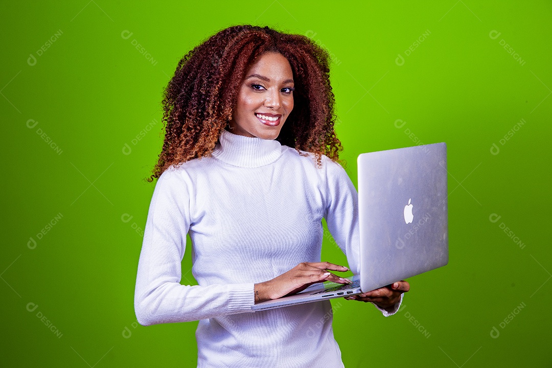Linda mulher negra com camisa branca em fundo verde